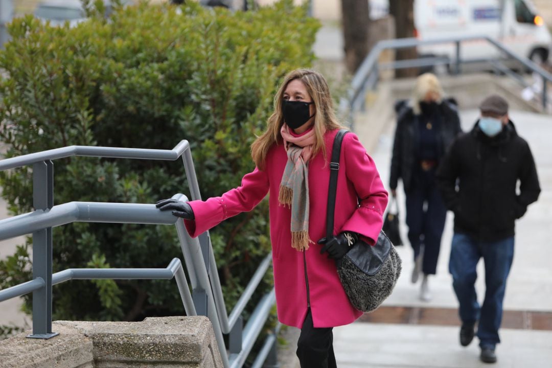 La funcionaria Amalia Calonge se dirige a testificar a la Audiencia Provincial.