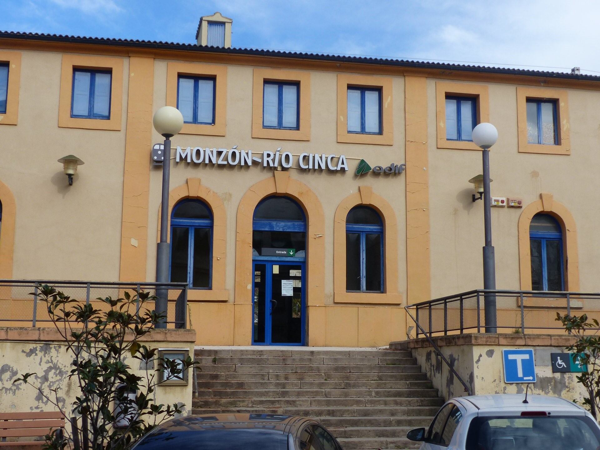 El Ayuntamiento de Monzón solicita la reparación del revestimiento y acabados del muro exterior situado a ambos lados de las escaleras de acceso a la Estación de Tren