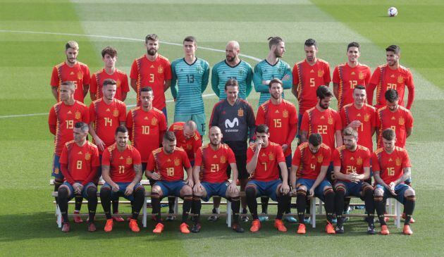 La selección española de fútbol, que estrena nueva equipación, posa para los medios antes del entrenamiento realizado hoy en Las Rozas (Madrid).