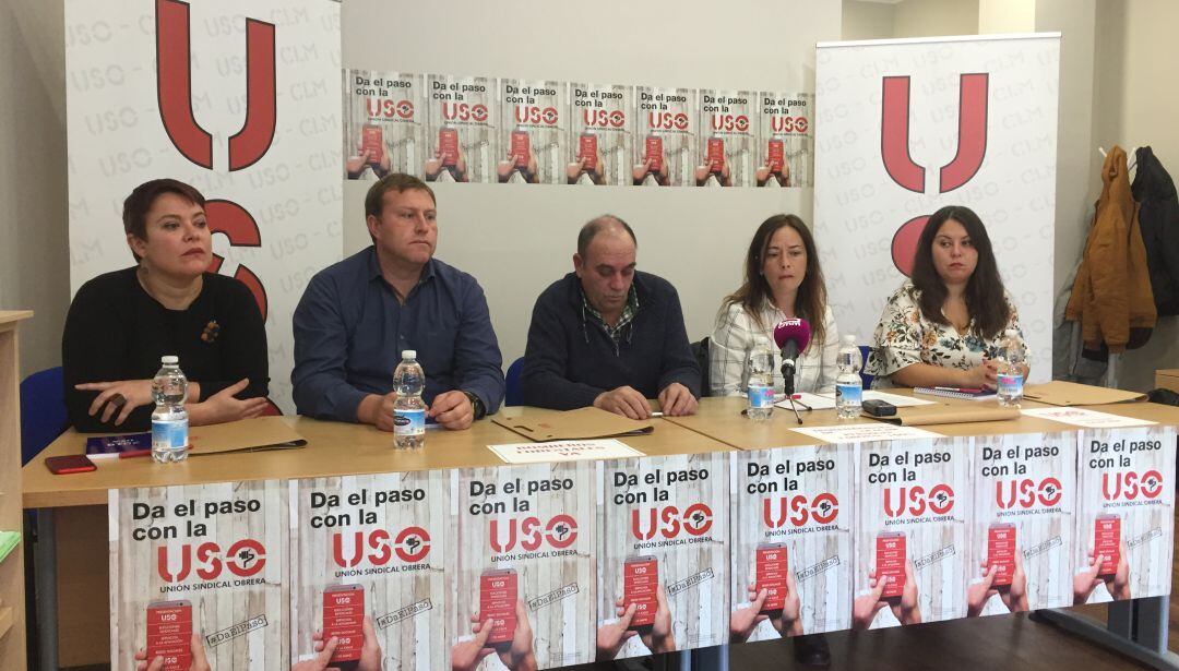 Blasco (segunda por la derecha) y Zornoza(segundo por la izquierda) junto a dirigentes de USO