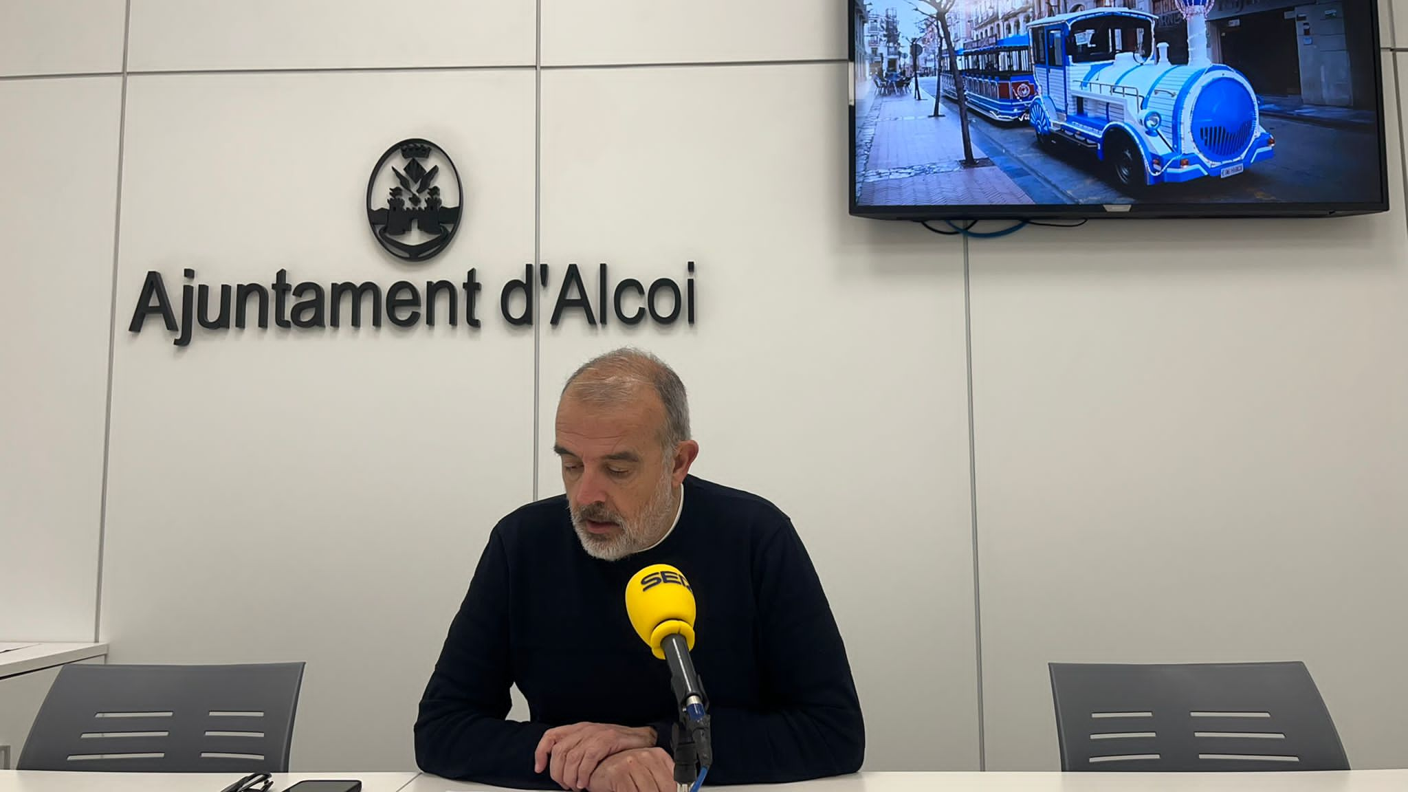 Jordi Martínez, edil de Movilidad, presentando los viajes que realizará el &#039;Tren del Nadal&#039; en próximos días entre el Centro y el Ensanche de Alcoy.