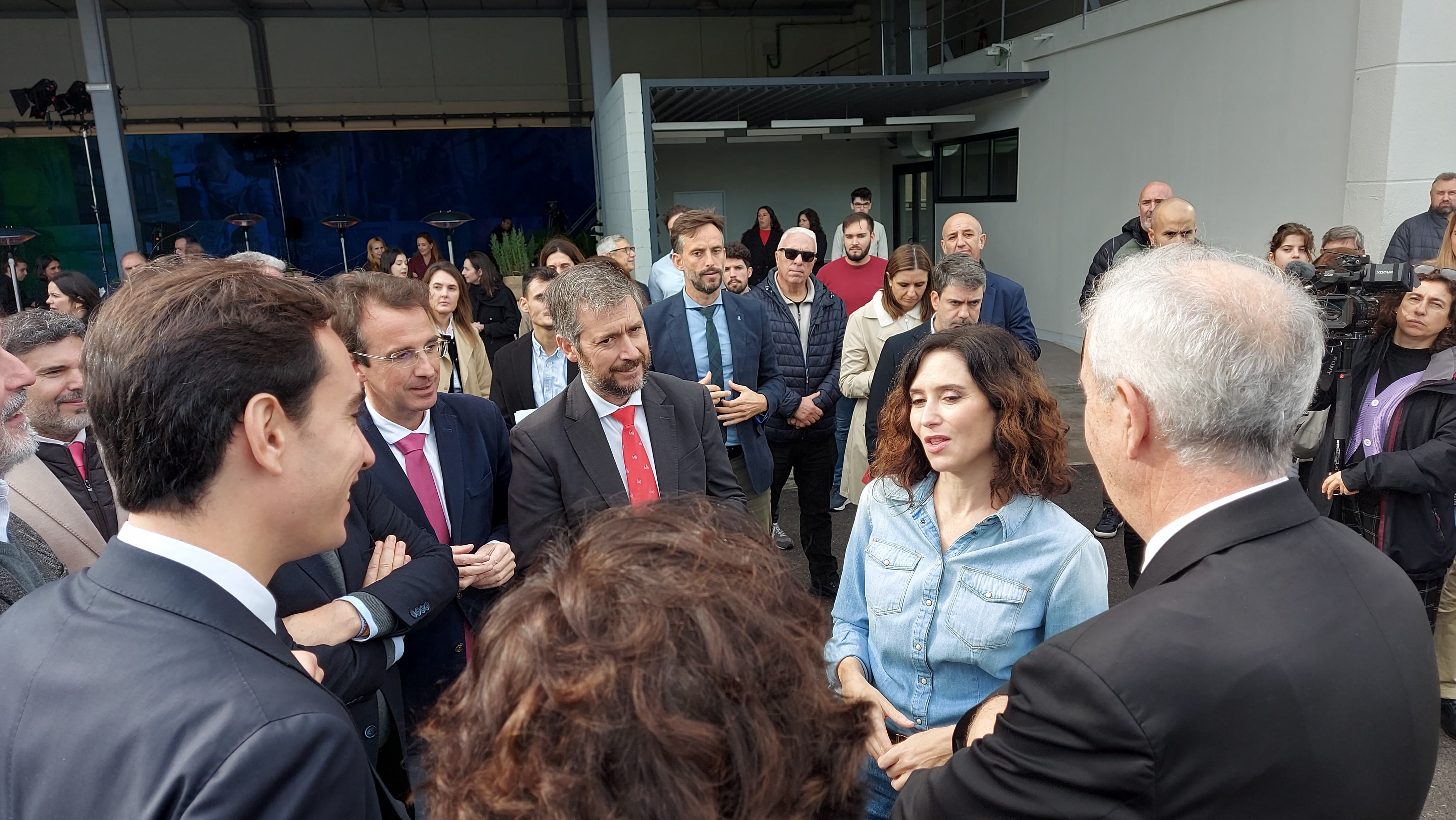 Isabel Díaz Ayuso, junto al alcalde Miguel Ángel Recuenco y los responsables de Grupo Ruiz
