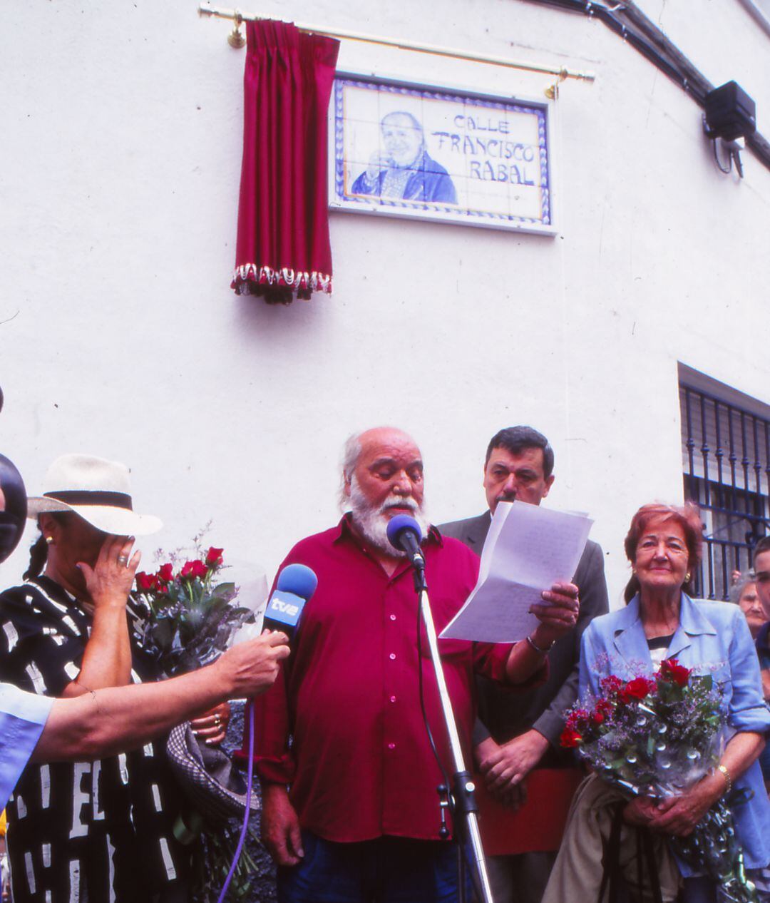 El actor aguileño Paco Rabal inaugura la calle que lleva su nombre en una foto de archivo