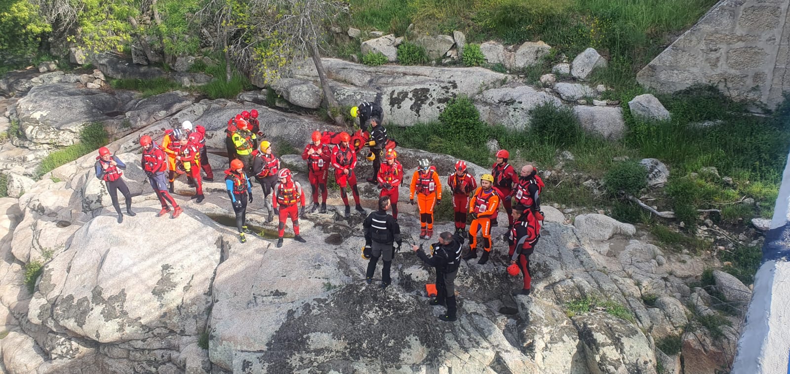 Participantes en el curso junto al cauce del Tormes