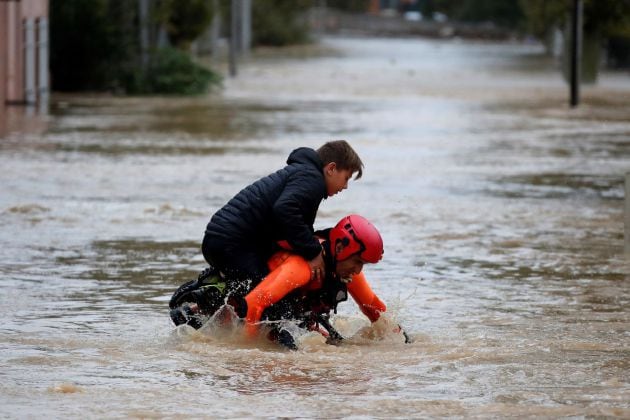 FOTOGALERÍA | Bomberos trabajan en las operaciones de rescate debido a las inundaciones en Trebes.