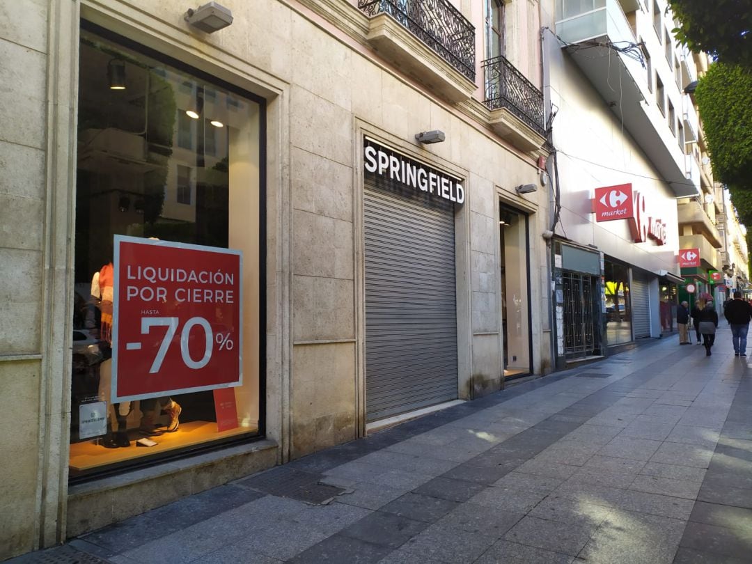 Springfield anuncia el cierre de su tienda en el Paseo de Almería.