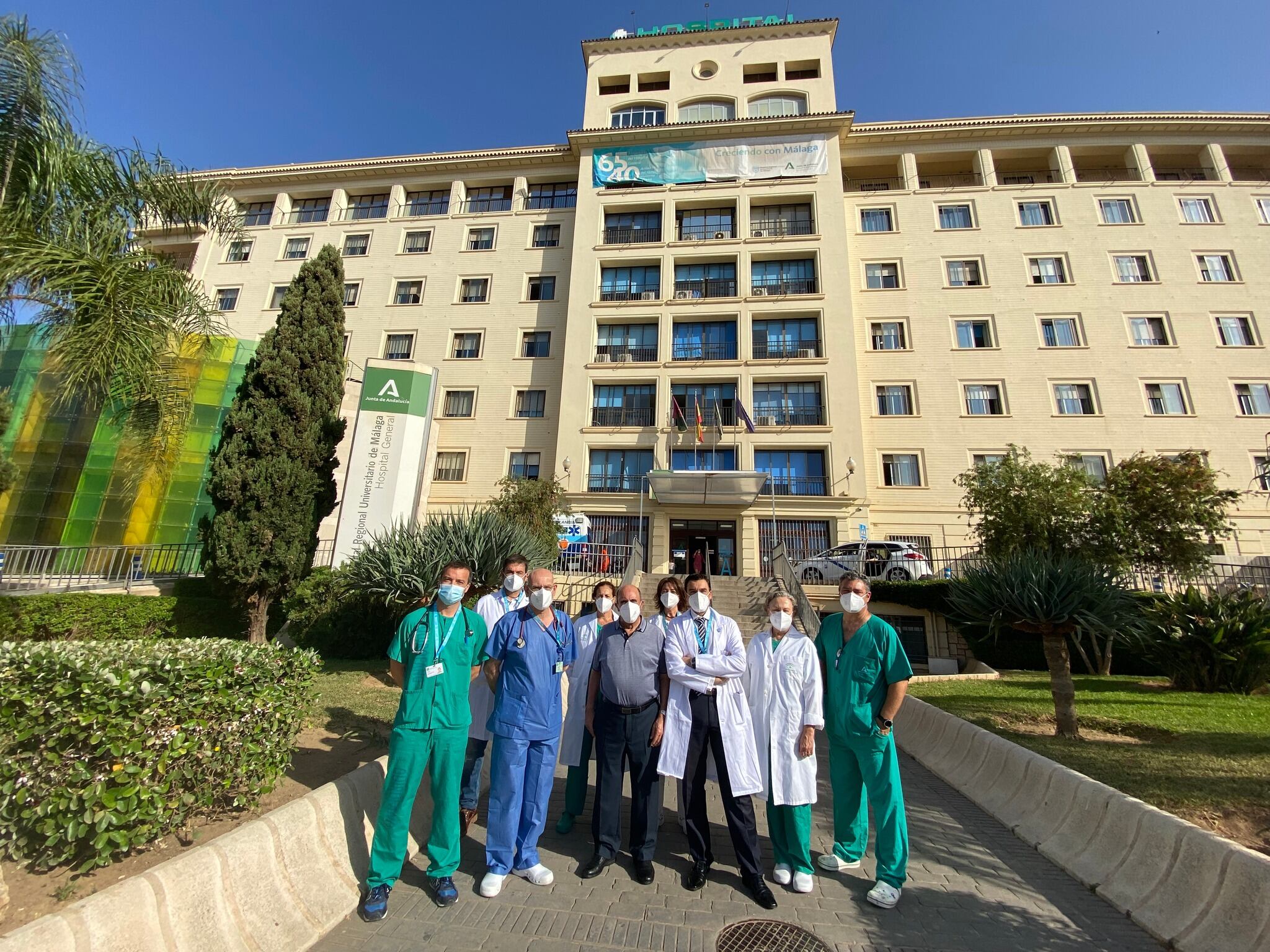 Equipo de profesionales del hospital Regional de Málaga, junto al paciente