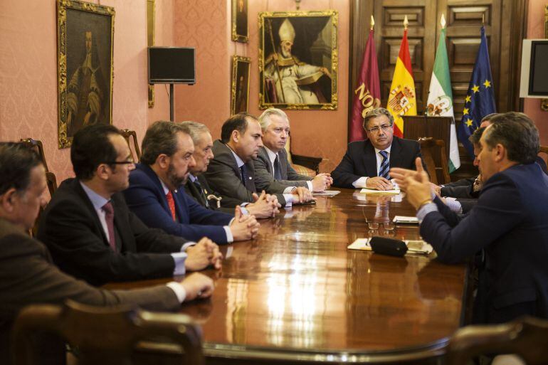 El Alcalde de Sevilla, Juan Ignacio Zoido, reunido con los seis hermanos mayores de la Madrugada y el vicepresidente del Consejo y delegado de la jornada para tratar el asunto de las incidencias de la Madrugada