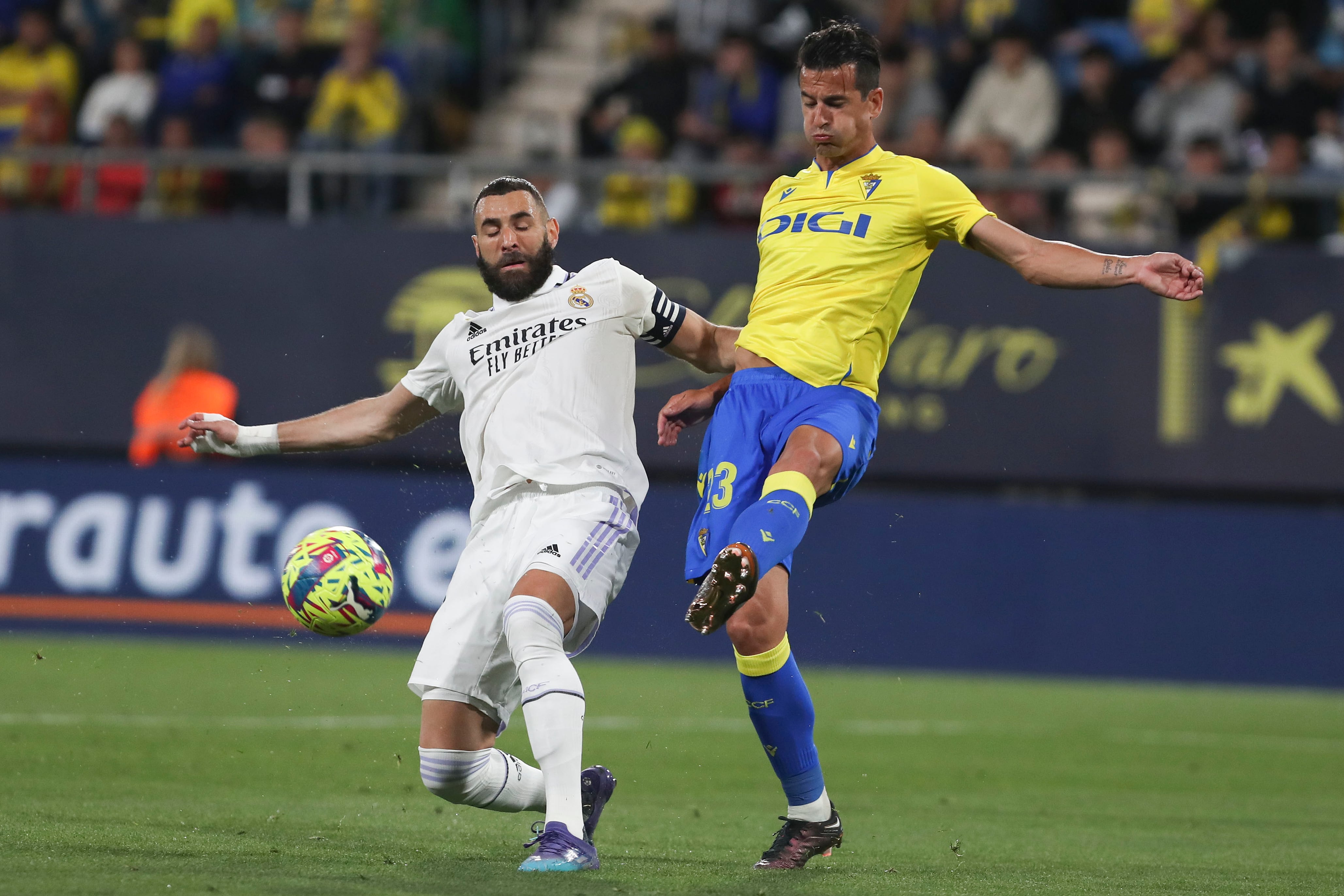 CÁDIZ, 15/04/2023.- El delantero francés del Real Madrid CF, Karim Benzema (i) lucha por el balón con el defensa del Cádiz CF, Luis Hernández durante el partido de LaLiga que enfrenta este sábado al Cádiz CF y al Real Madrid FC en el Estadio Nuevo Mirandilla (Cádiz). EFE/Román Ríos.
