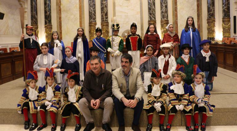 Gurpegui y Goia, junto a los cargos de la tamborrada infantil 2018.