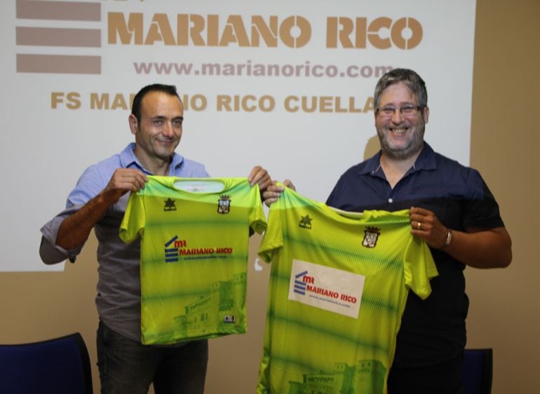 El presidente del FS Cuéllar, Héctor Polo y el gerente de Mariano Rico, Ignacio Rico, muestran las nuevas camisetas del equipo