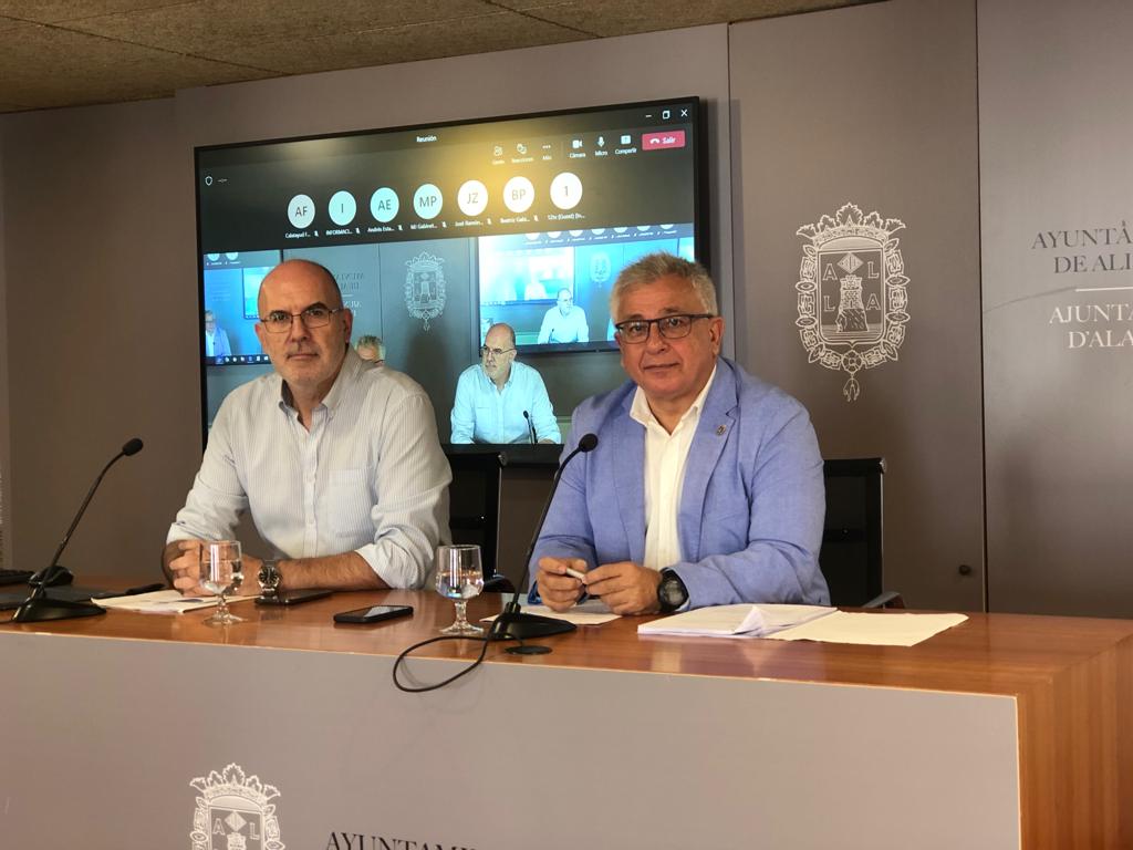 Manuel Villar (I) y Antonio Manresa (D) durante una rueda de prensa de la Junta de Gobierno