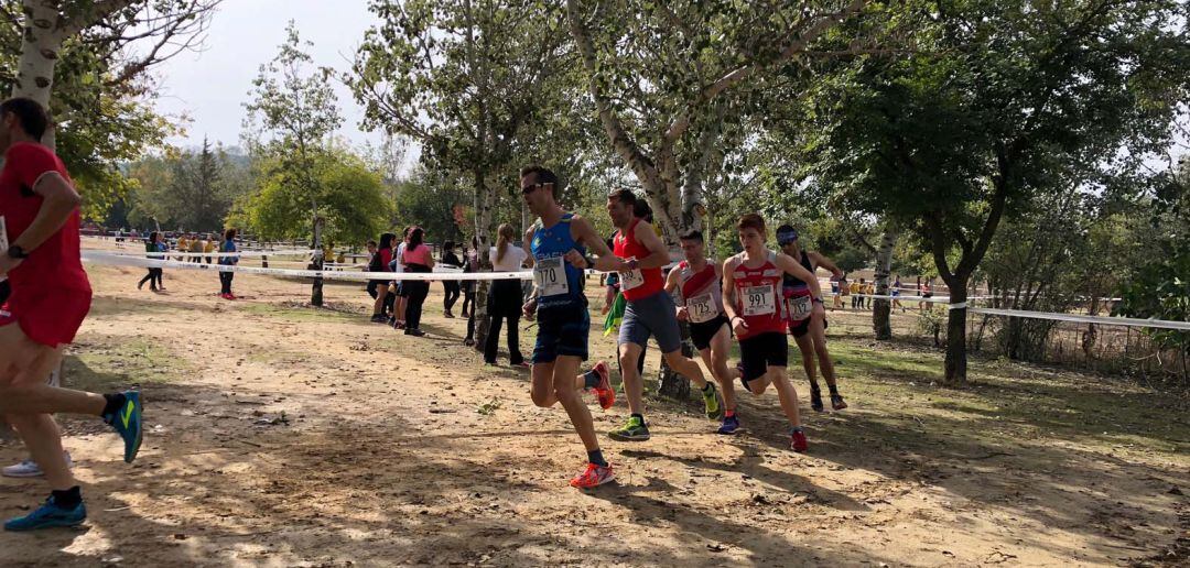 Atletas corriendo en el Campo a Través de Lopera.