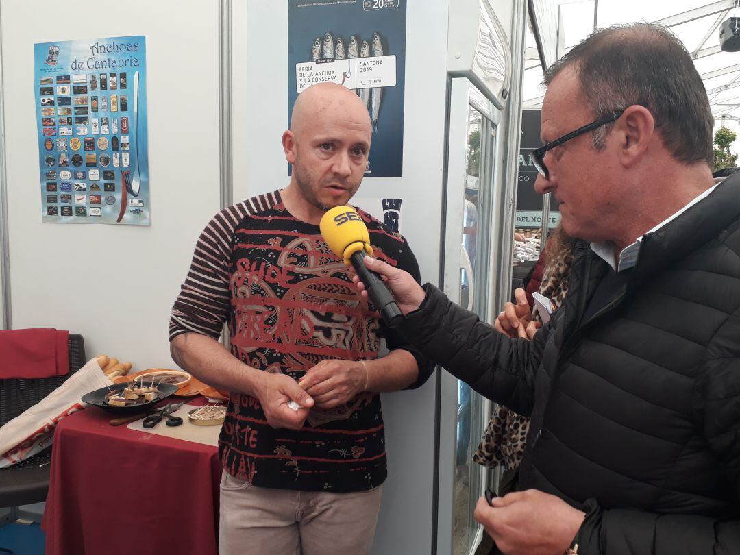 Santiago Redondo entrevista a unos de los 22 conserveros que participa en la Feria de la Anchoa.