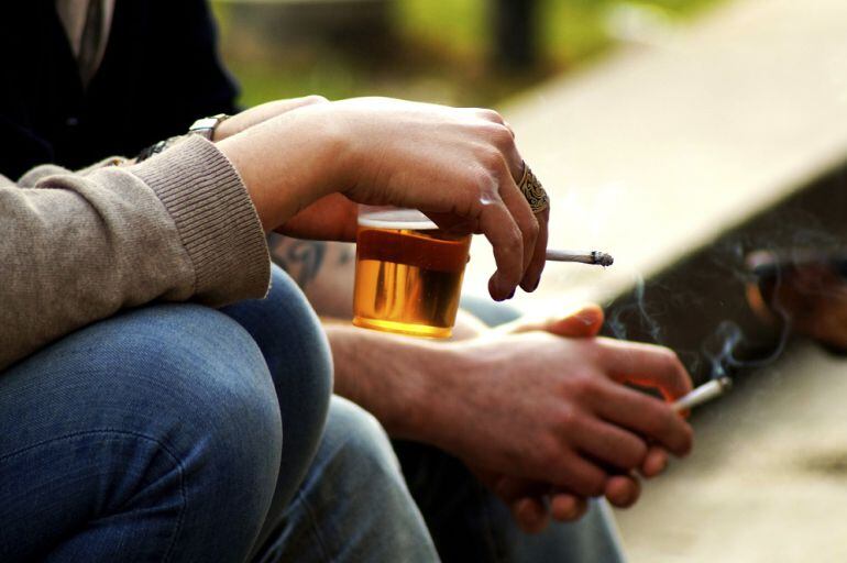 Los jóvenes moderan sus consumos de alcohol, tabaco y cannabis