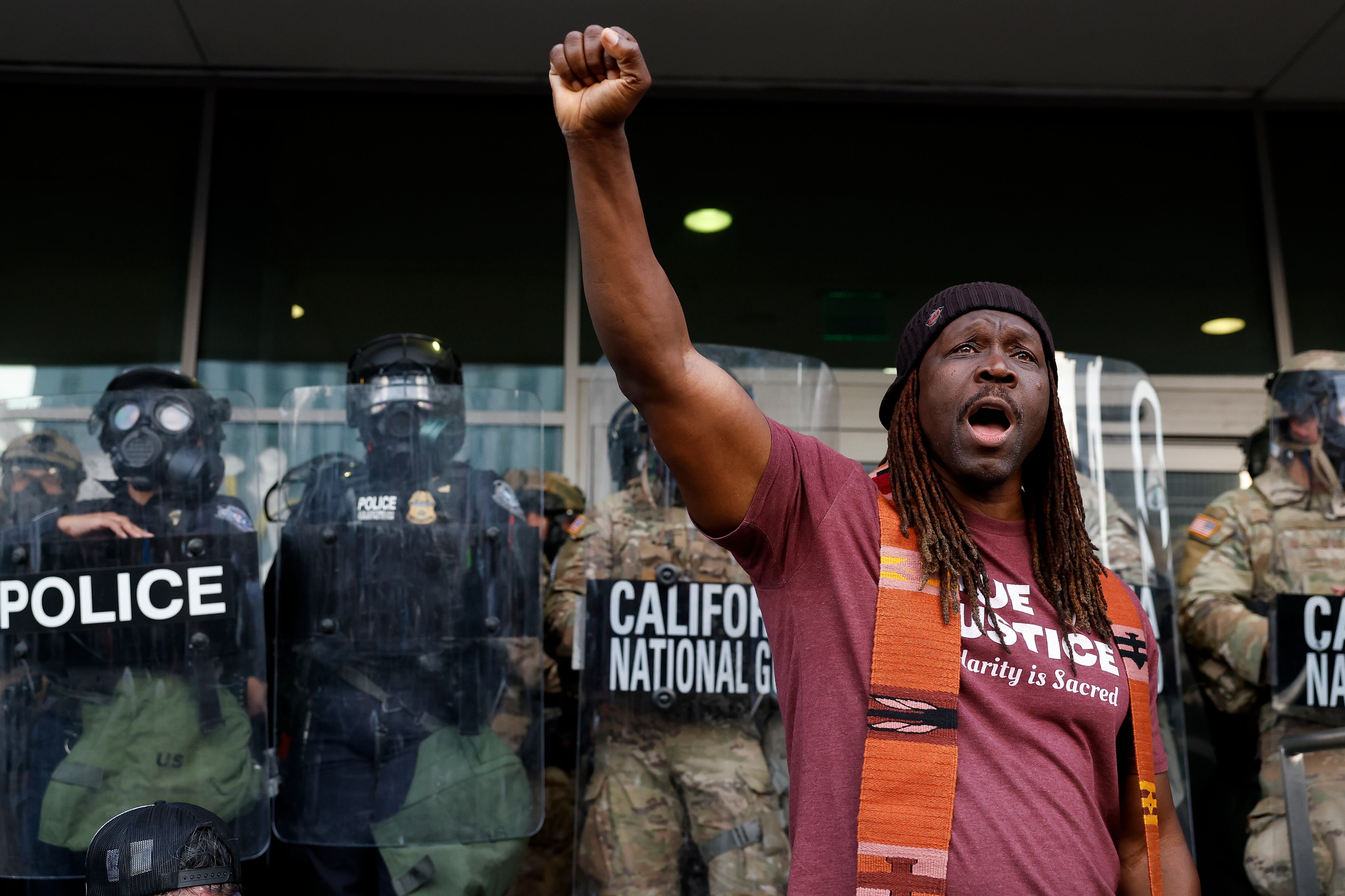 Un manifestante durante las protestas de esta semana en Los Ángeles