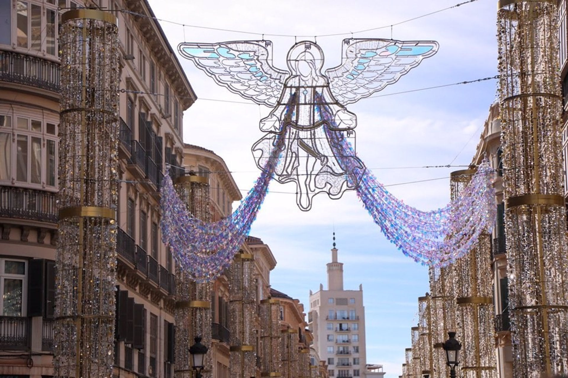 Los ángeles ya lucen en calle Larios