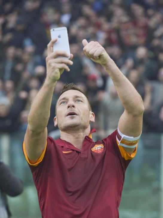 . Rome (Italy), 11/01/2015.- AS Roma&#039;s captain Francesco Totti makes a &#039;selfie&#039; after scoring his second goal during the Italian Serie A soccer match AS Roma vs SS Lazio, at the Olimpico stadium in Rome, Italy, 11 January 2015. (Italia, Roma) EFE/EPA/-