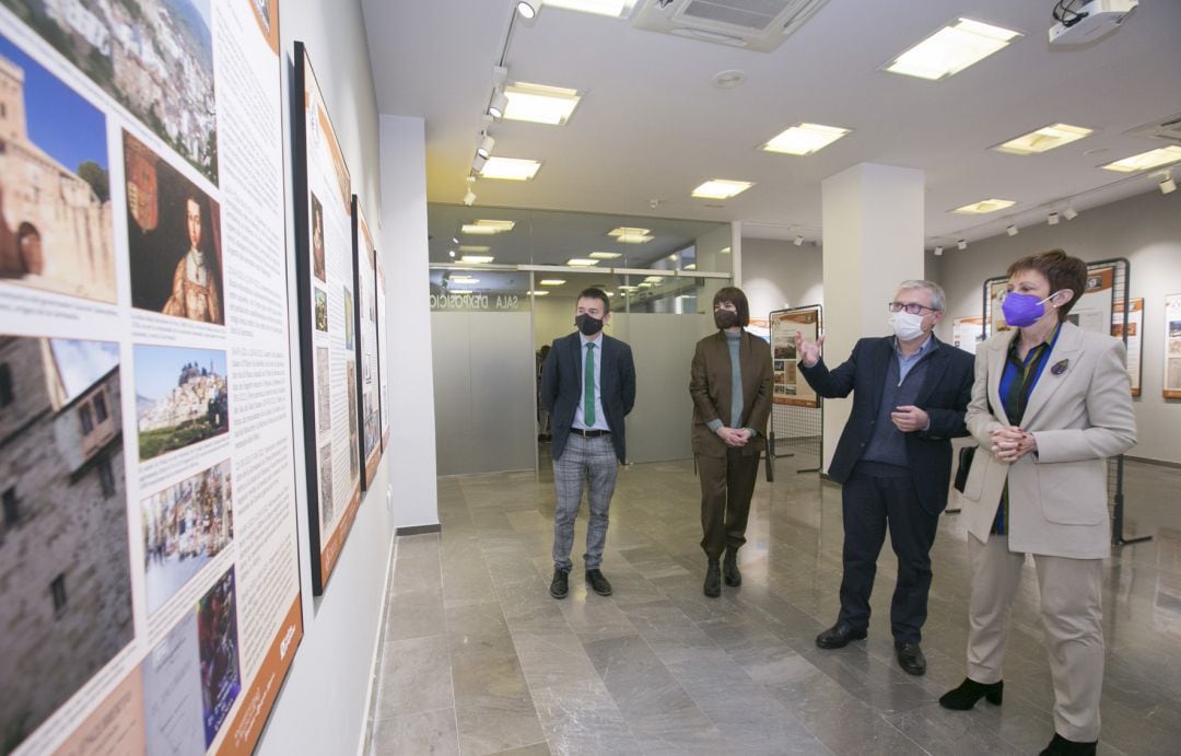 Mavi Mestre, rectora de la Universitat de València, visita la exposición en Gandia  