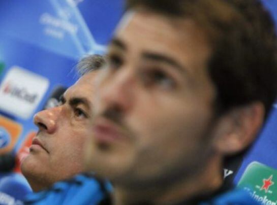 Casillas, junto a Mourinho durante una rueda de prensa previa a un partido de Champions