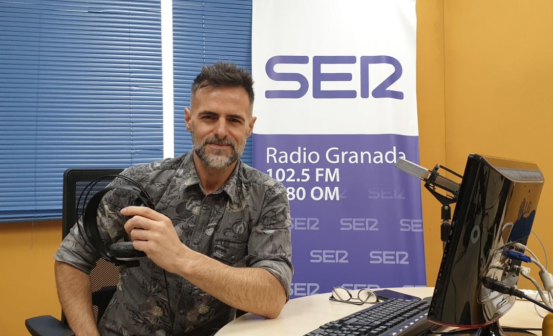 El músico Antonio Ferrara en los estudios de Radio Granada-SER