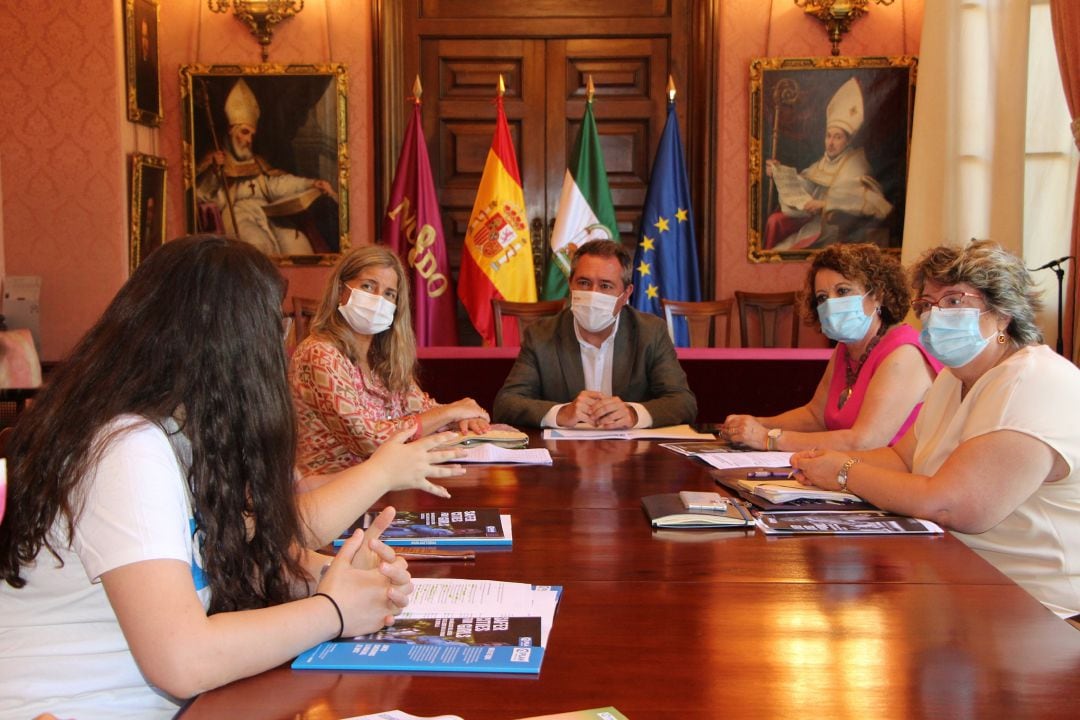 El alcalde ha conocido las conclusiones del estudio sobre acoso callejero llevado a cabo por la ONG Plan Internacional