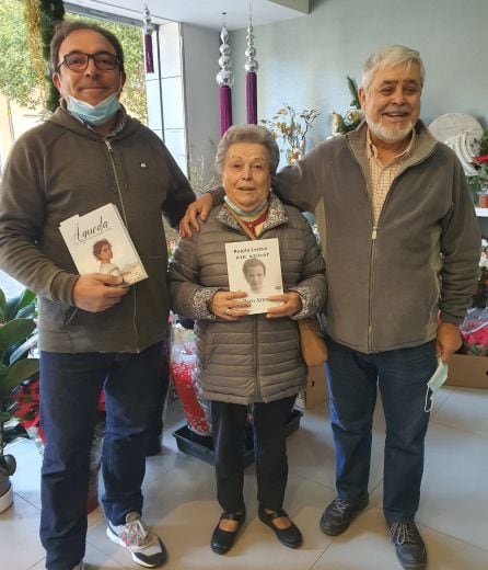 Amparo junto a su hijo Luis (izq.) y al escritor Paco Arenas.