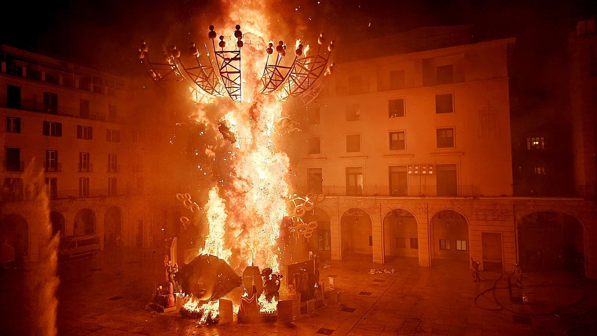 Imagen de archivo de la cremà de &#039;Leyendas alicantinas&#039;, la Hoguera Oficial de 2024