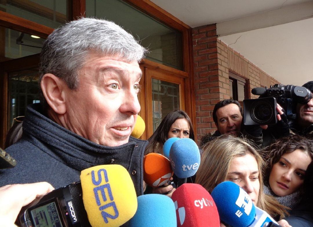 Los abogados de las defensas, Rafael Uriarte y Olga Navarro, a la salida del edificio de juzgados de Aranda de Duero.