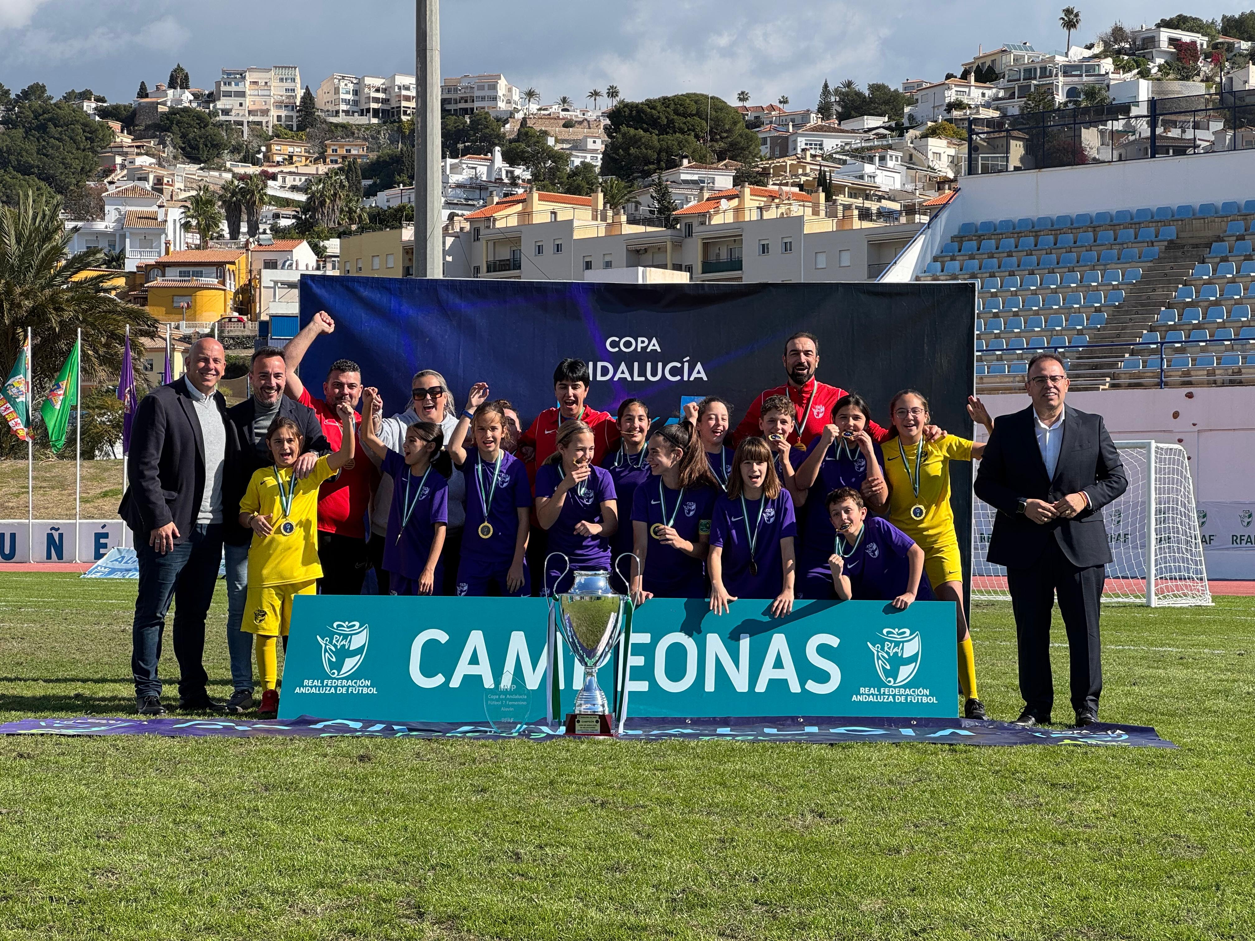 La selección alevín femenina de Jaén al recibir la copa como Campeones de Andalucía.