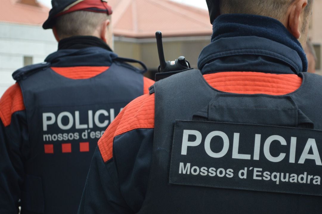 Dos agentes de los Mossos d&#039;Esquadra en una imagen de archivo