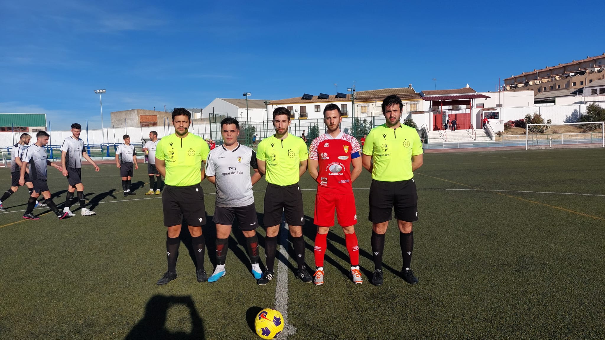 Trío arbitral y capitanes de los dos equipos tras el sorteo de campos