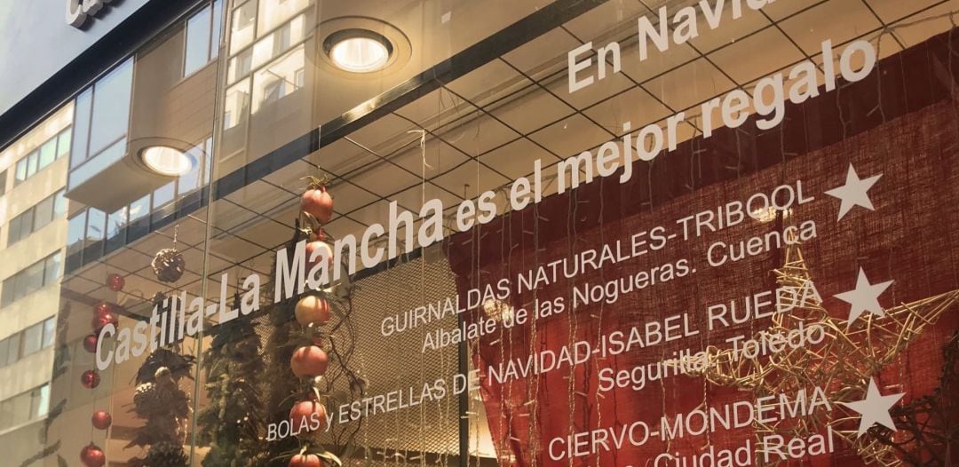 Escaparate de la Oficina de Turismo de Castilla-La Mancha en Gran Vía, 45.