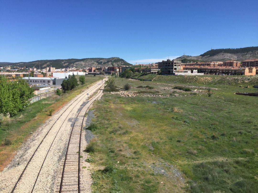 Línea del tren Madrid Cuenca Valencia a su paso por la capital conquense