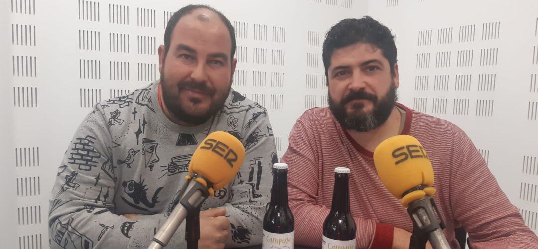 Juan Carlos Pérez y Carlos San José son los artífices de la primera cerveza fuenlabreña.