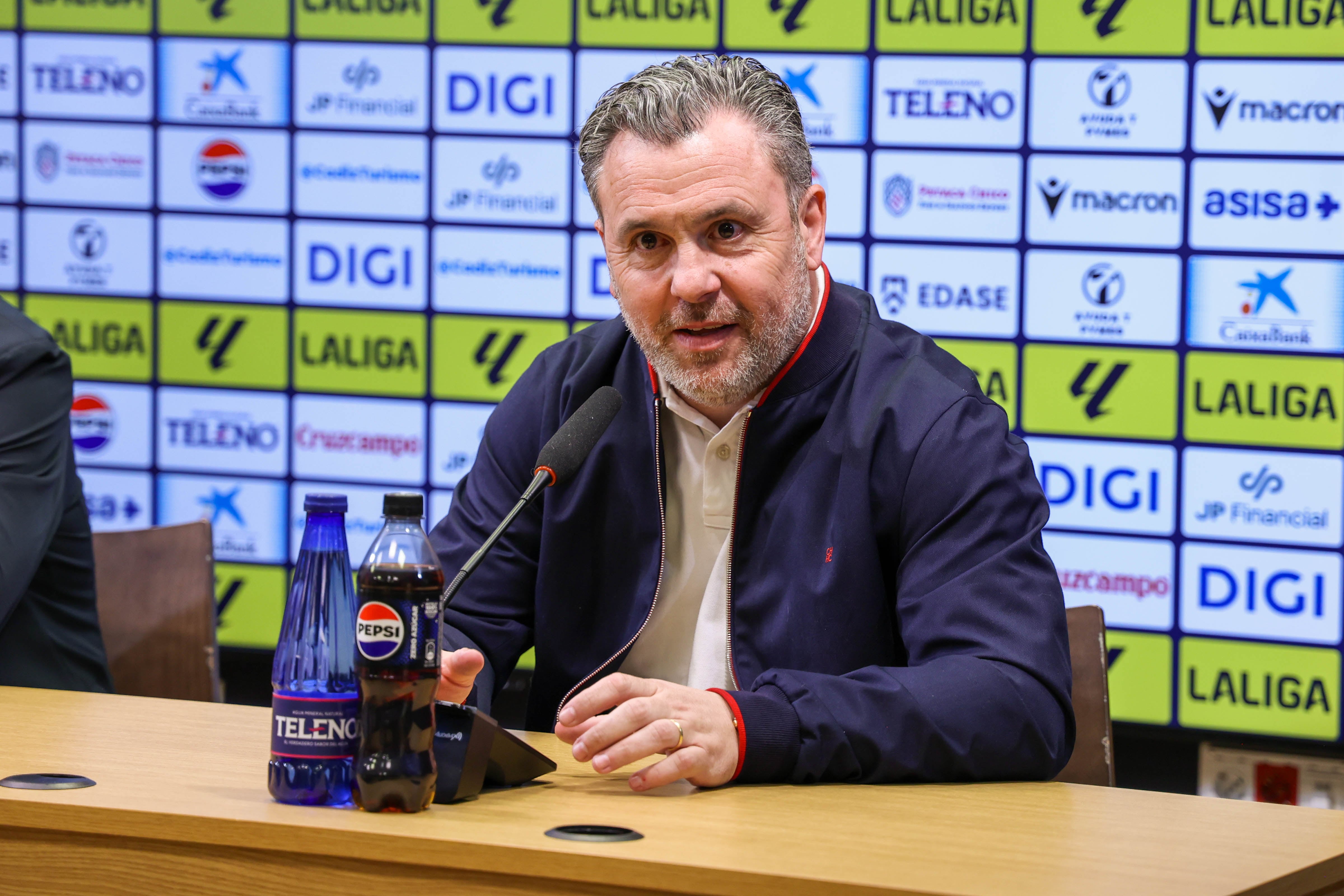 Sergio González en el banquillo del Nuevo Mirandilla.