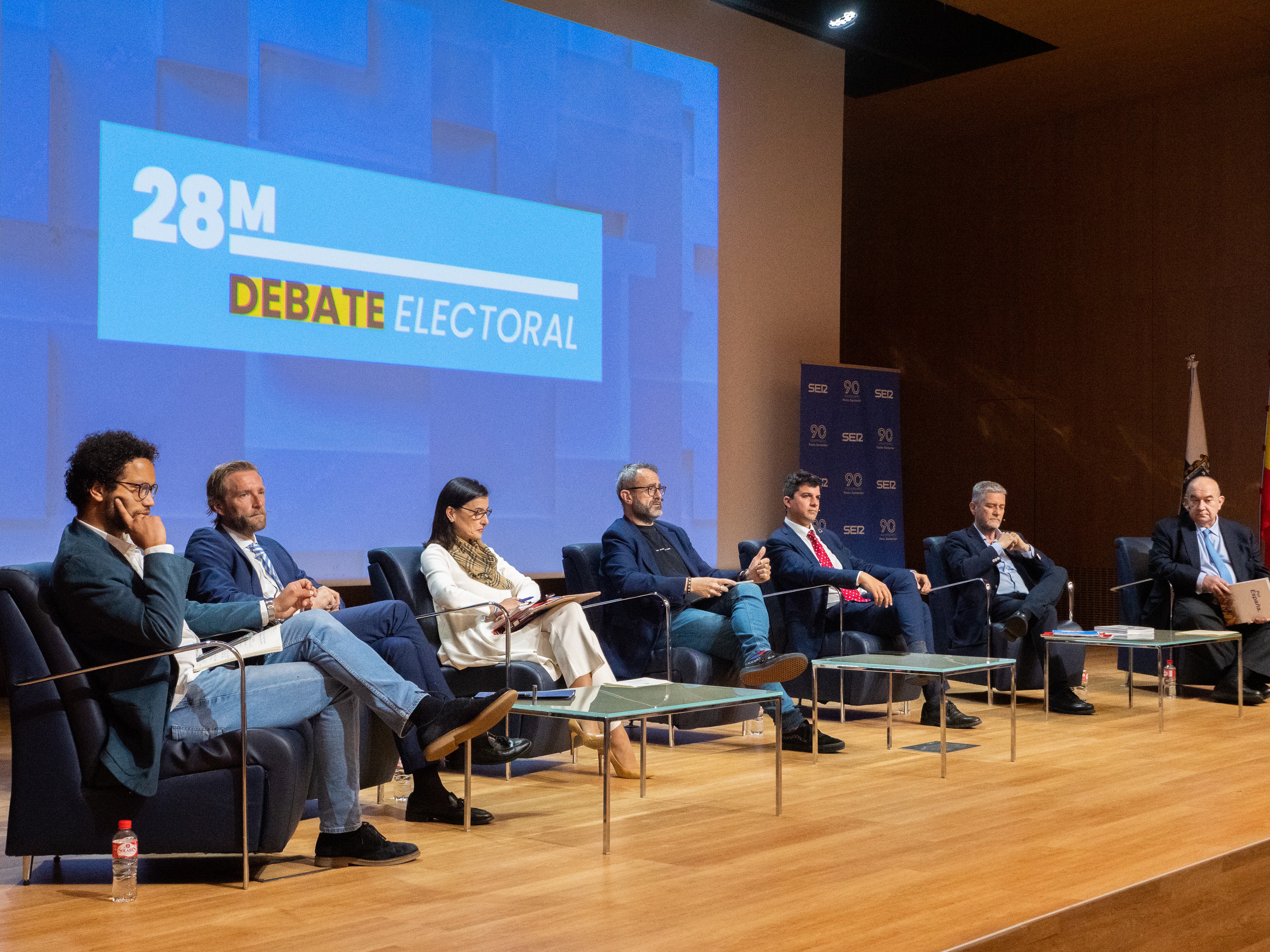 Los candidatos a la Alcaldía de Santander, al inicio del debate organizado por la Cadena SER en la Universidad Europea del Atlántico.