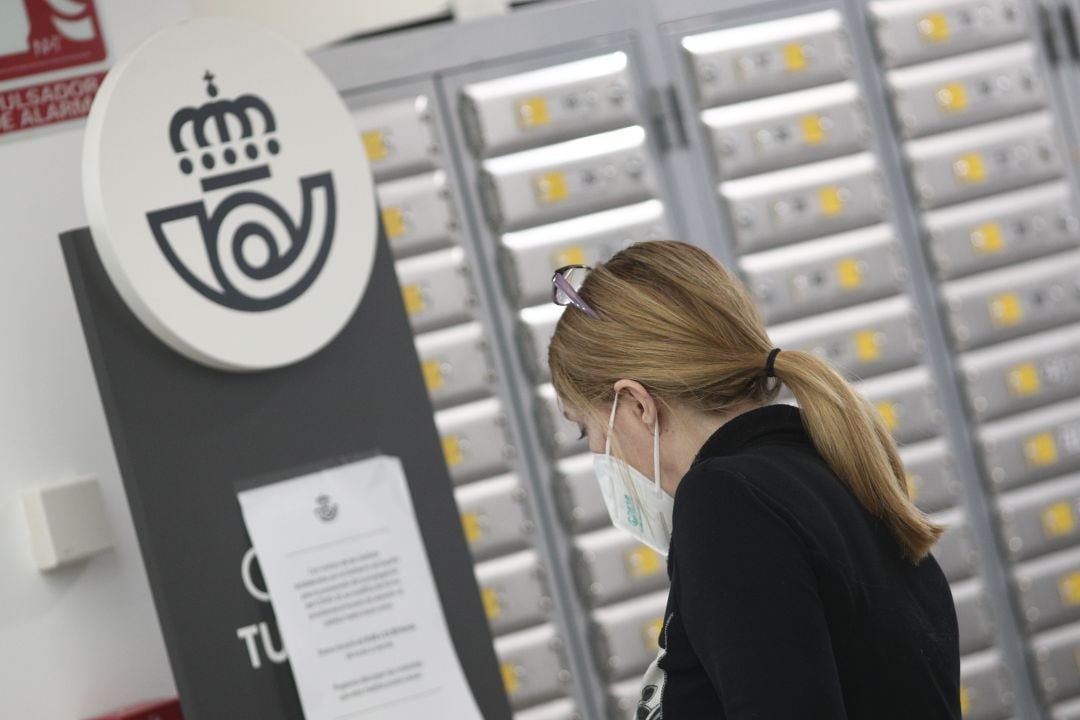 Una mujer en una oficina de Correos.