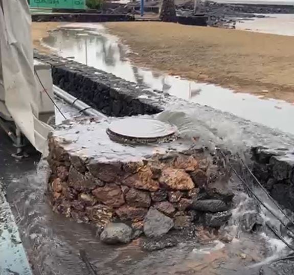 Alcantarilla desbordada en &#039;Cala Fariones&#039;.