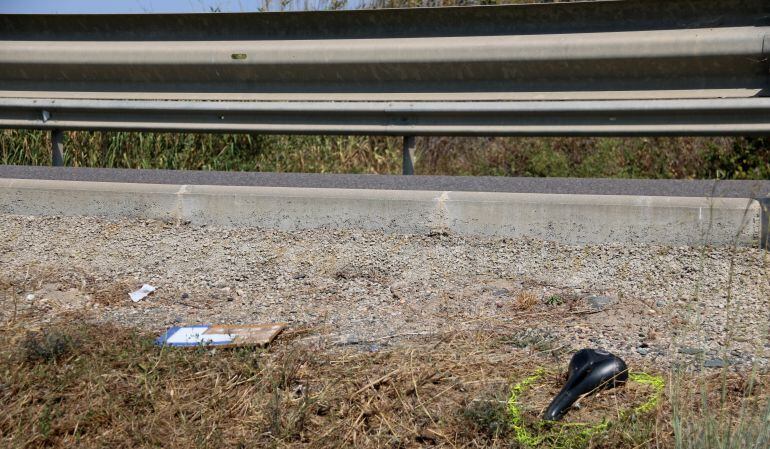 Pla detall d'un seient de les dues bicicletes envestides en un accident mortal a la T-310, entre Montbrió del Camp i Riudoms.