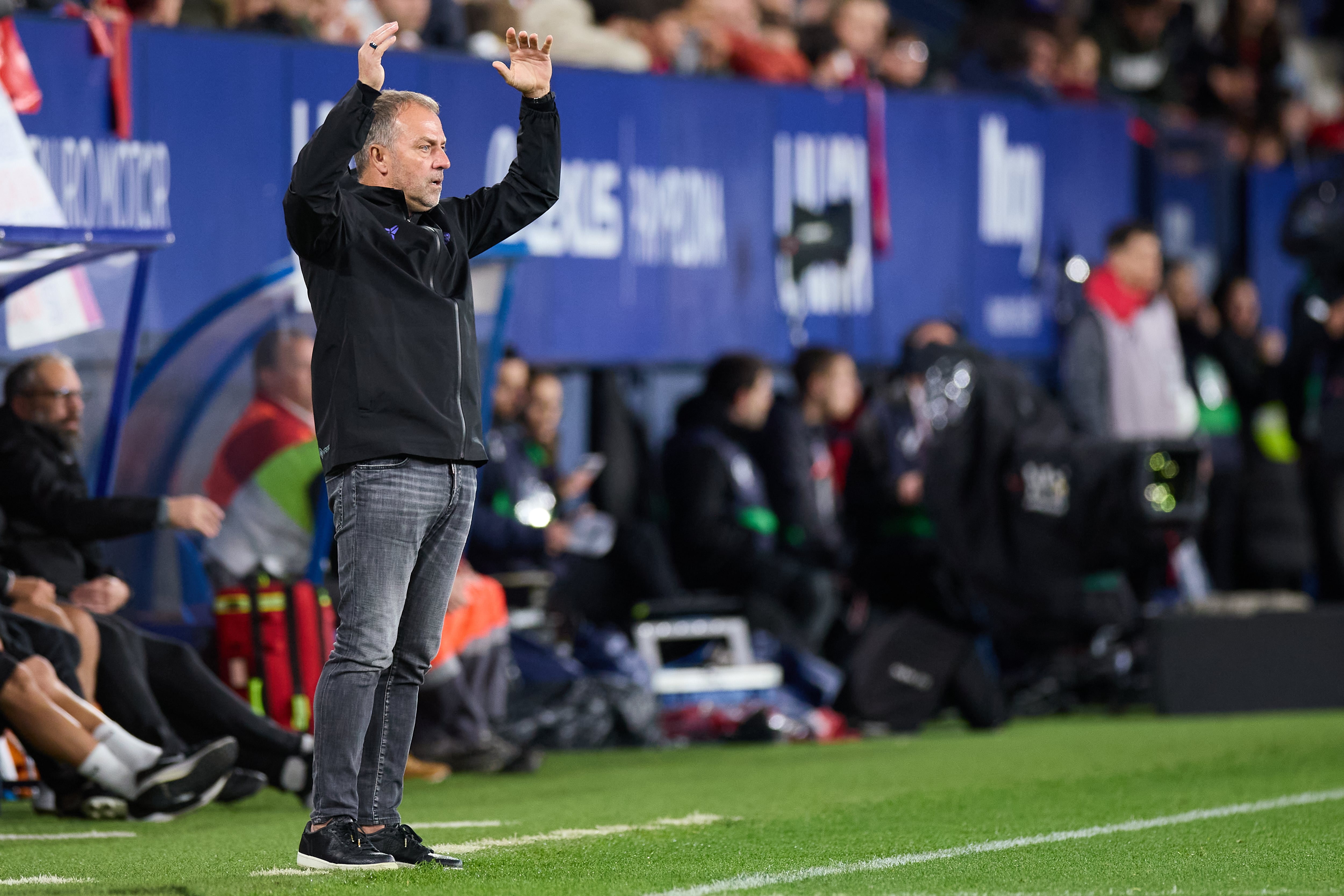 Hansi Flick durante el partido en El Sadar contra Osasuna. (Photo By Ricardo Larreina/Europa Press via Getty Images)