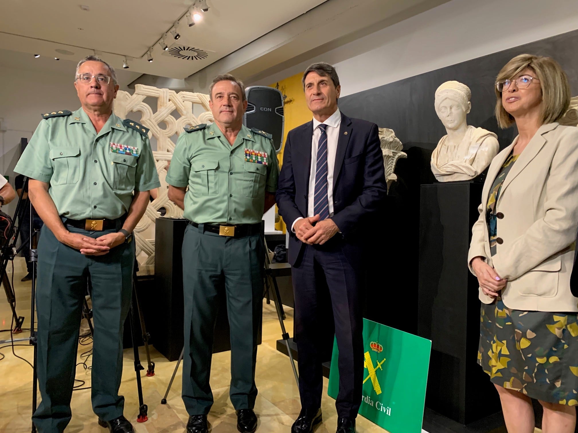 Responsables de la Guardia Civil, junto a Pedro Fernández y la directora del Arqueológico Lola Baena