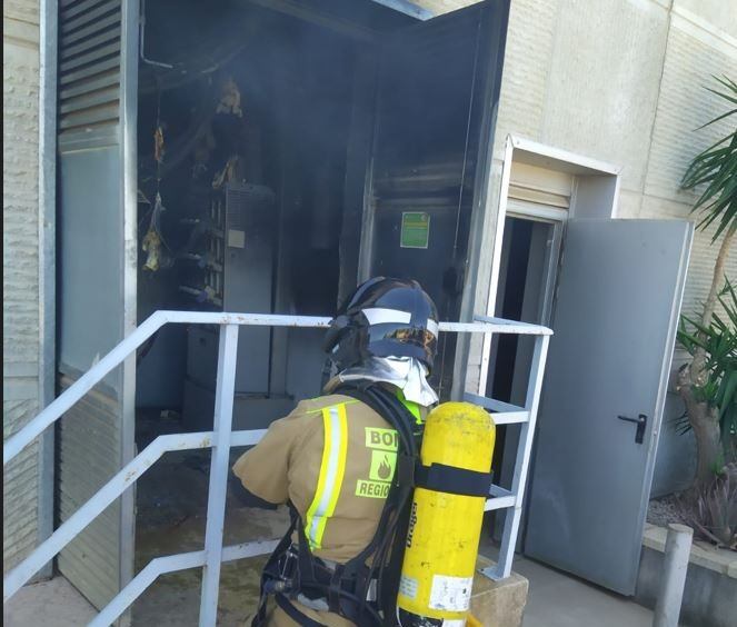 Un bombero del CEIS extingue el incendio