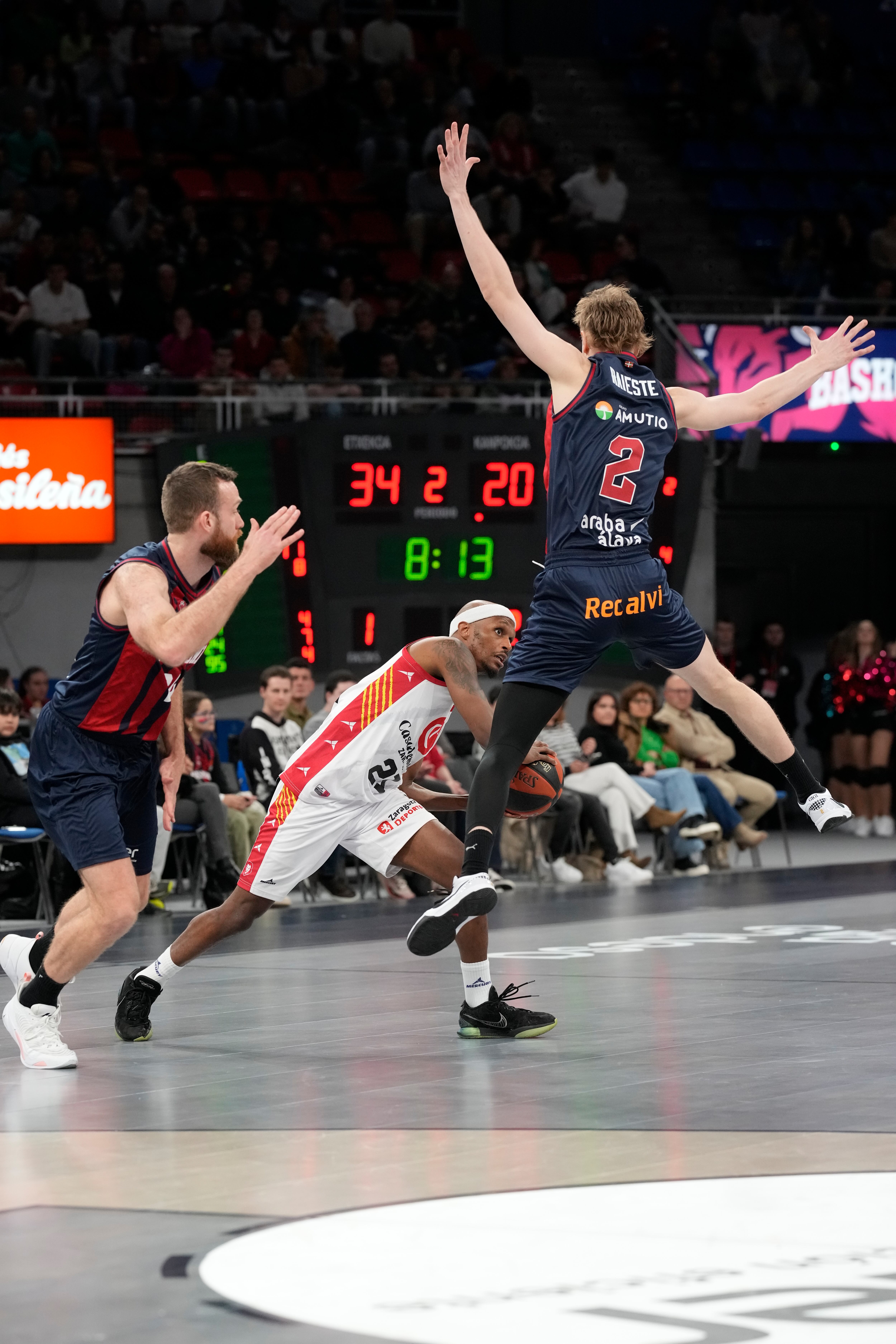 VITORIA-GASTEIZ, 30/03/2024.- El jugador del Casademont Zaragoza T. McFadden, y el jugador del Baskonia S. Raieste, durante el partido de la liga Endesa en el pabellón Fernando Buesa Arena en Vitoria-Gasteiz. EFE/ ADRIÁN RUIZ HIERRO
