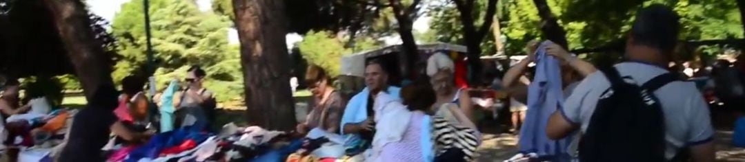 Comerciantes y clientes en el mercadillo de El Martes de Toledo