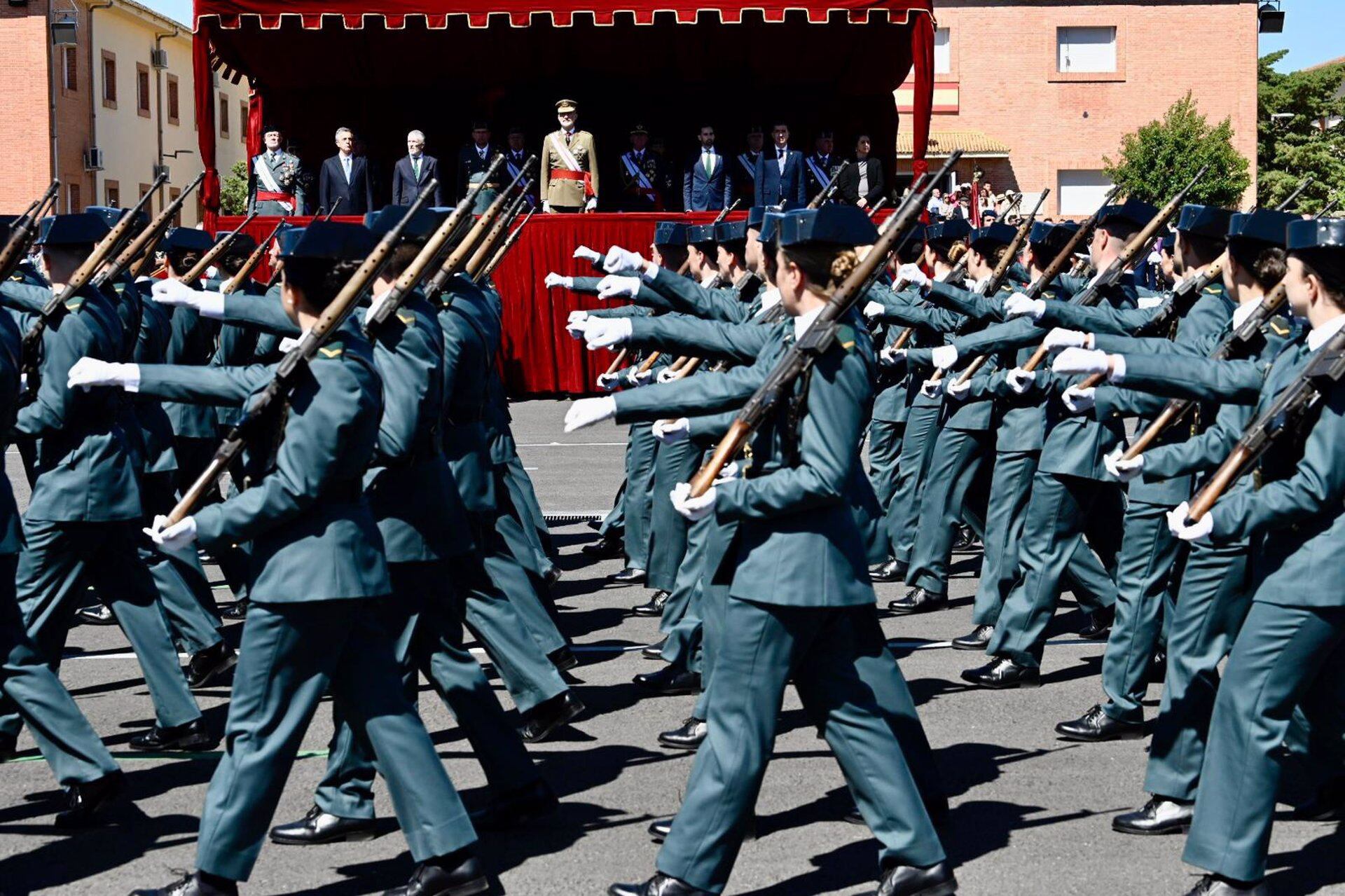 El rey Felipe VI preside la jura de bandera de la 129º promoción de guardias de la Academia de Baeza y la 170ª del Colegio de Guardias Jóvenes de Valdemoro