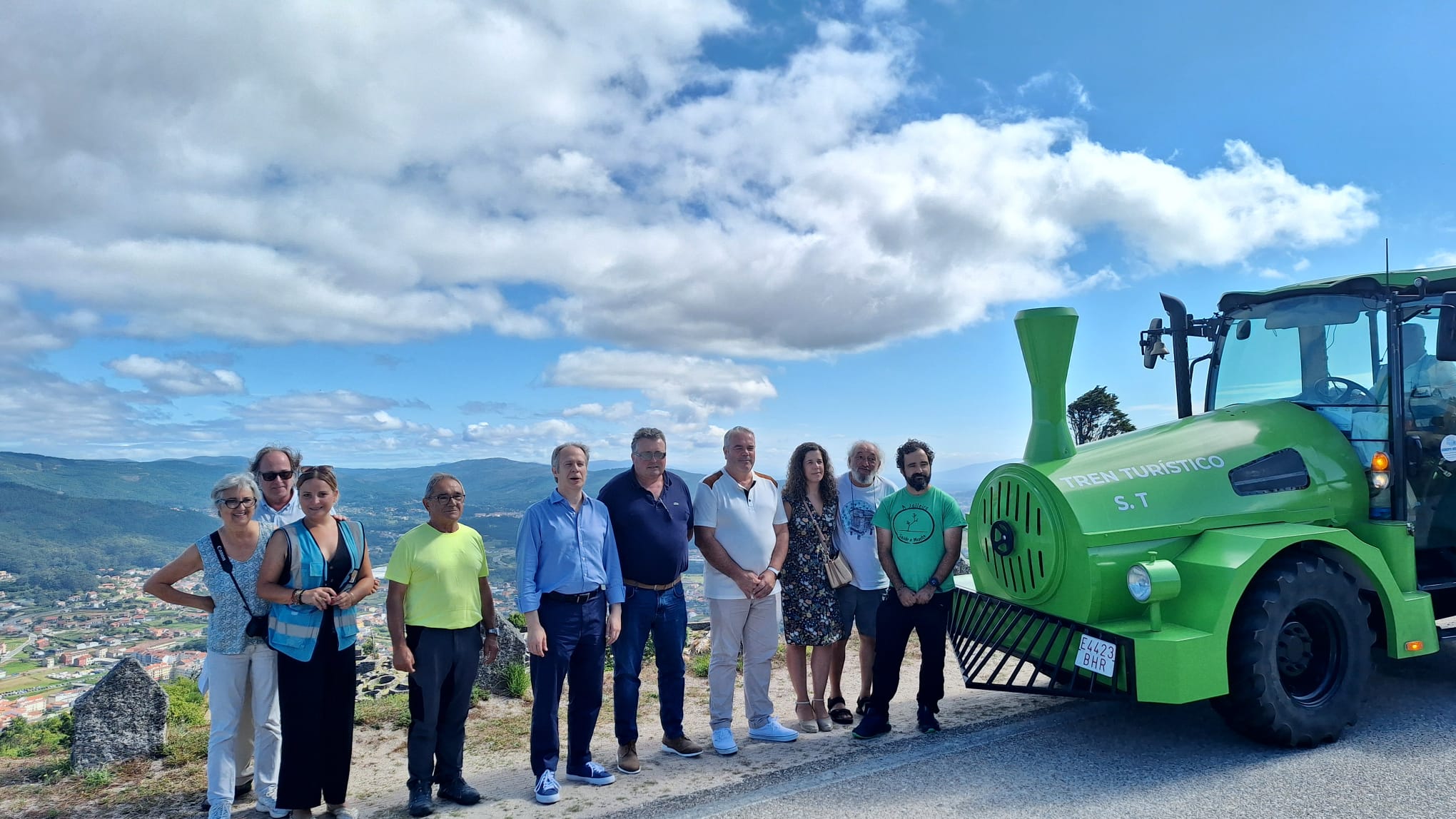 Representantes políticos, de asociaciones y visitantes junto al tren turístico de A Guarda en la cima del monte Santa Trega