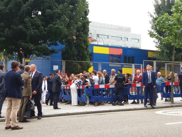 La Reina se paró a saludar a los ciudadanos, a la salida del Instituto Doctor Fleming