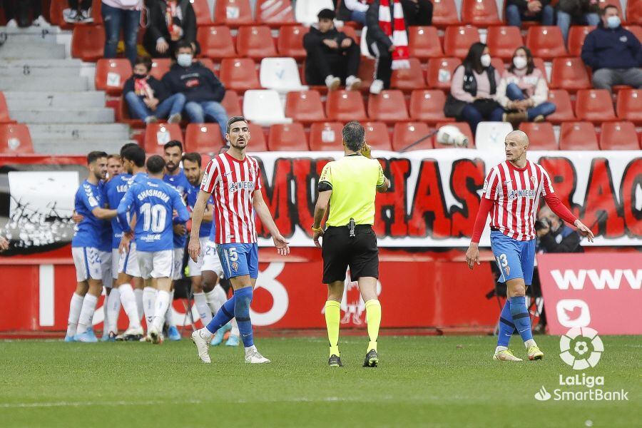 Los jugadores del Sporting dialogan con el árbitro tras encajar uno de los goles del Tenerife.