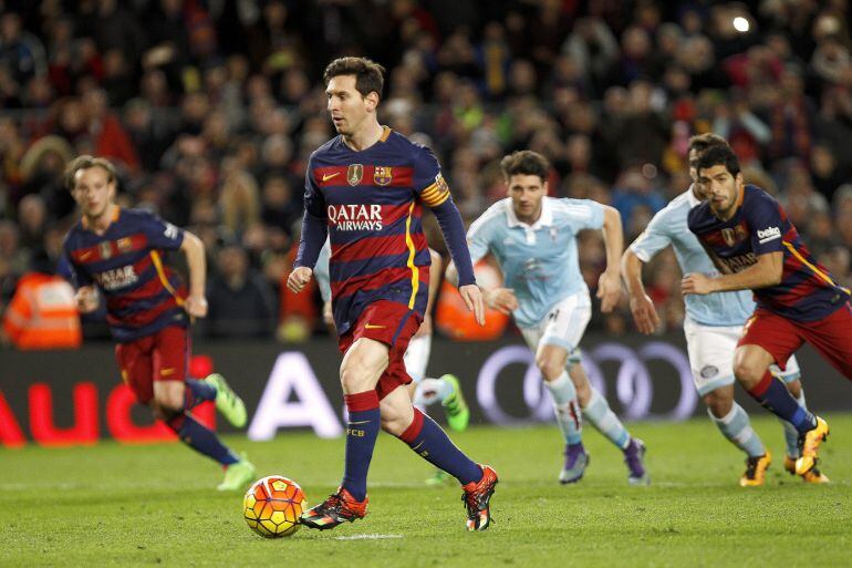 El delantero argentino del FC Barcelona Leo Messi (c) lanza el penalti que remata el delantero uruguayo Luís Suárez (d) para conseguir el cuarto gol ante el Celta de Vigo, durante el encuentro correspondiente a la vigésimo cuarta jornada de Liga en Primer